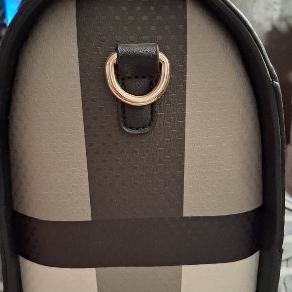 Elevate your style with this sleek woman's bag in black and gray. - Picture 2 of 3